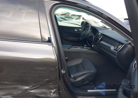 2025 Volvo Xc60 B5 Core z USA, uszkodzony, nr VIN YV4M12RJ2S1220031